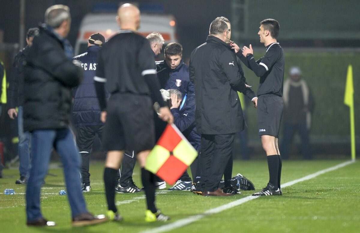 FOTO + VIDEO Haos la Giurgiu! Șumudică a simulat o lovitură la cap, galeria "câinilor" a explodat: scandări rasiste și nervi întinși la maximum