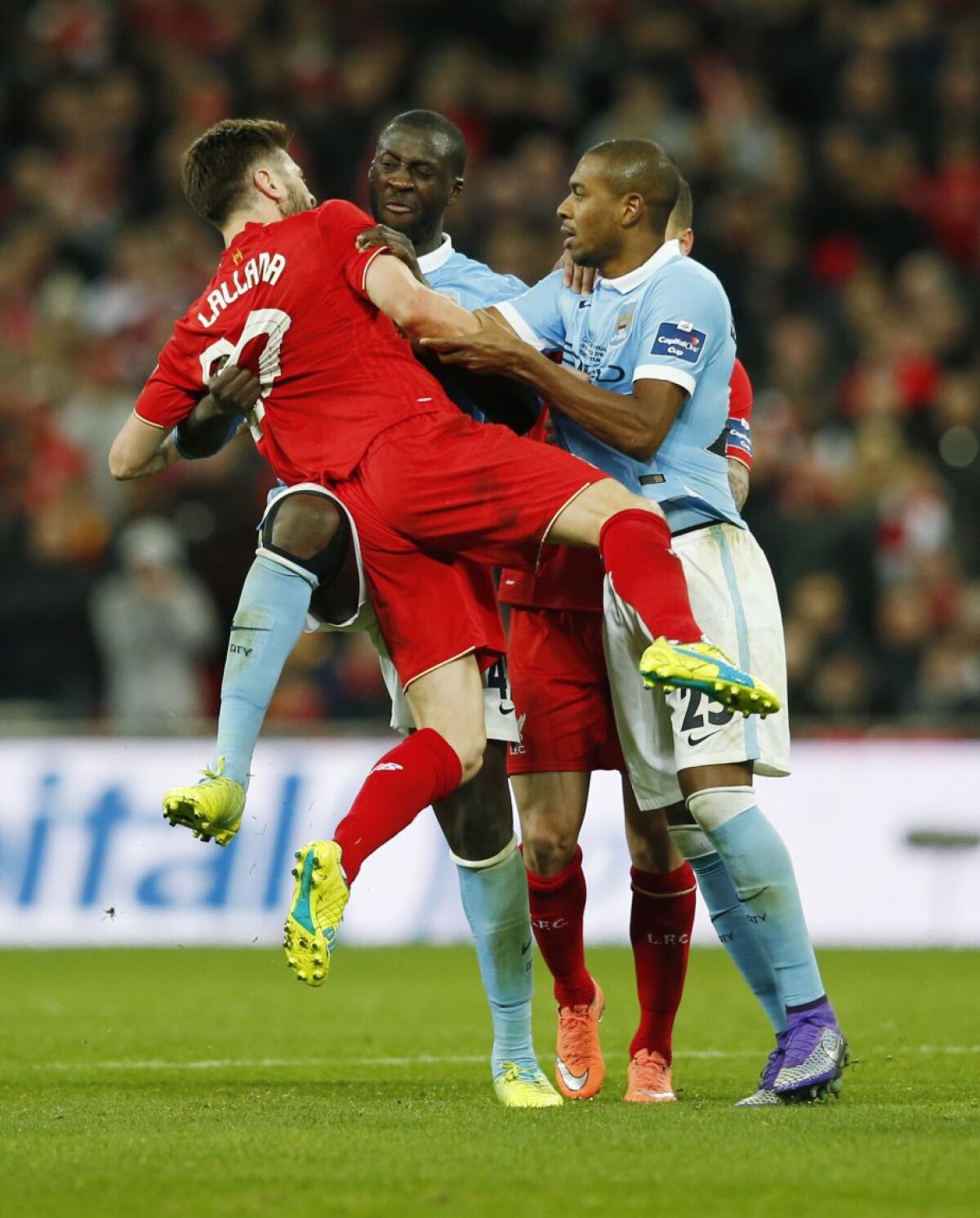 FOTO A luat ”cormoranul” de gât » Yaya Toure a fost mai rău ca un luptător de K1 cu Lallana