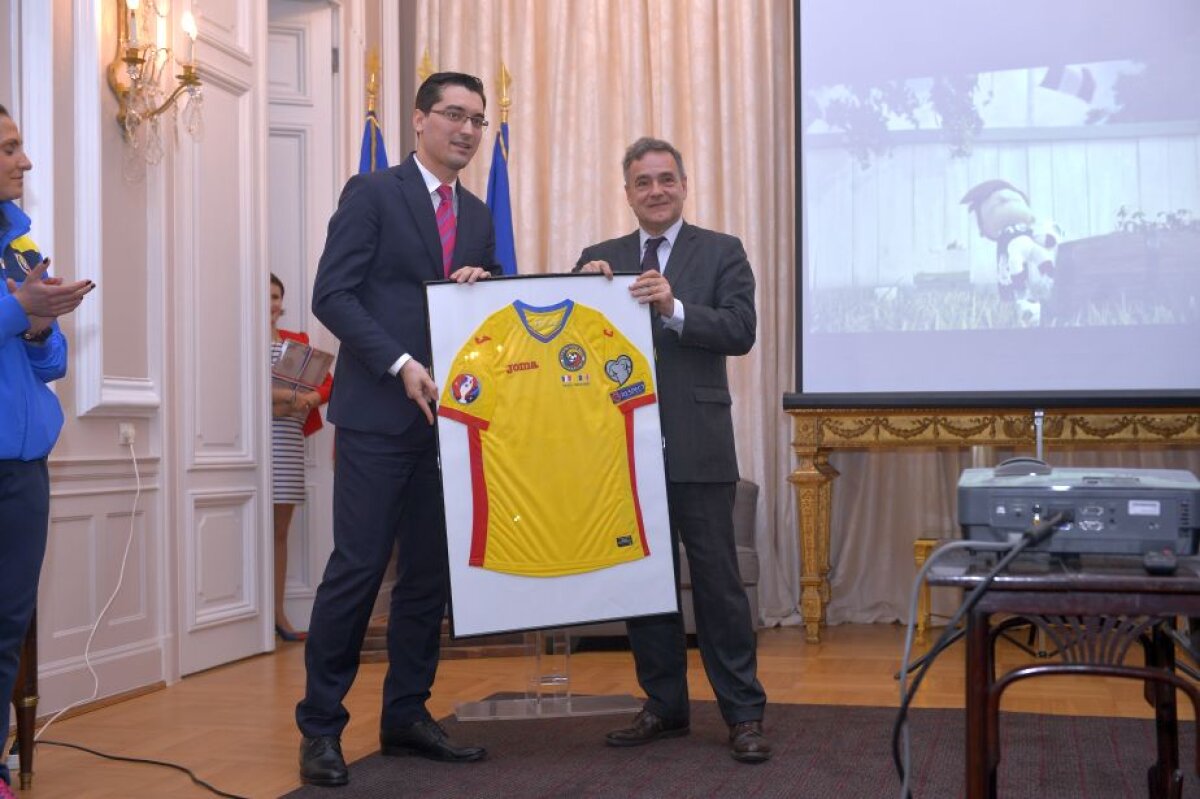 FOTO Așa va arăta tricoul României în primul meci la EURO 2016 » Răzvan Burleanu l-a prezentat