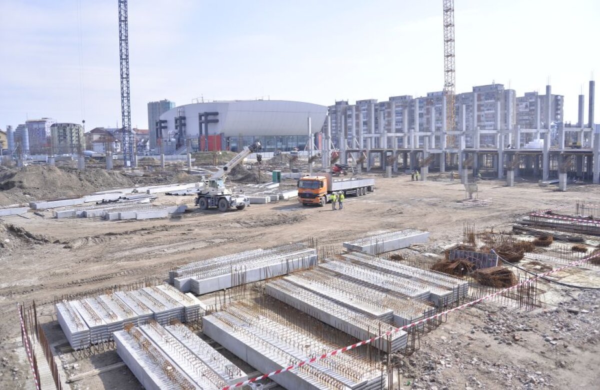 GALERIE FOTO Inspecție pe șantier » Cu 8 luni înainte de inaugurare, jucătorii și antrenorii lui CS U au vrut să vadă cum arată viitoarea arenă din Bănie