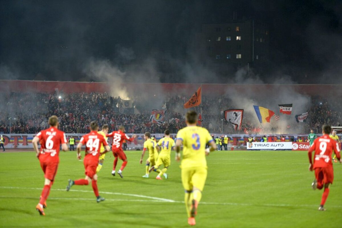 FOTO Atmosferă superbă creată de suporterii dinamoviști » Galeria Stelei lipsește și azi