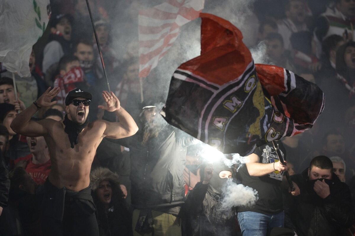 FOTO Muschetarii din Ştefan cel Mare » Ultrașii dinamoviști au impresionat prin coregrafia dedicată unui suporter bolnav de cancer