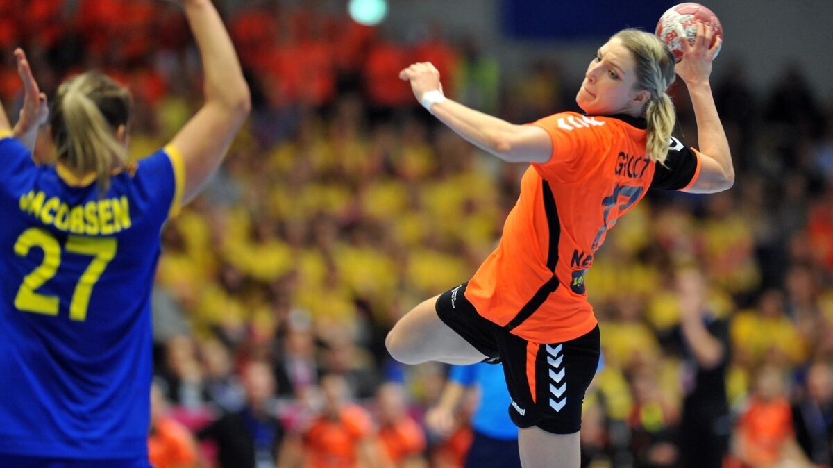 FOTO Blondă, sexy și frumoasă! » Cine e noua cucerire a lui Van de Vaart