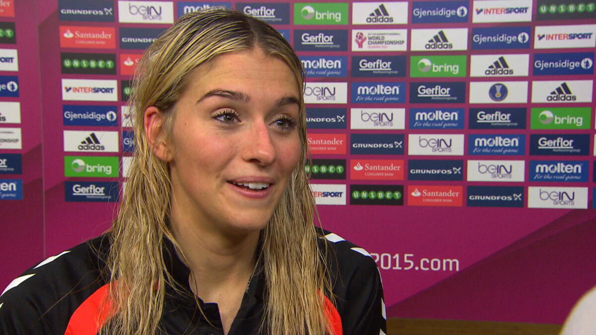 FOTO Blondă, sexy și frumoasă! » Cine e noua cucerire a lui Van de Vaart