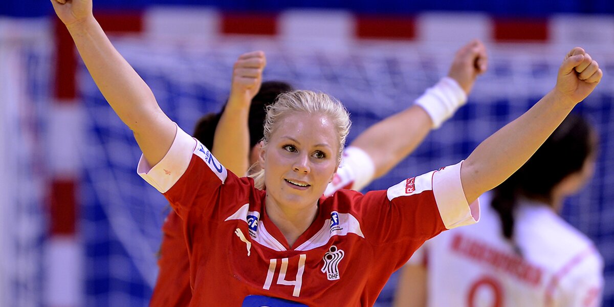 FOTO Blondă, sexy și frumoasă! » Cine e noua cucerire a lui Van de Vaart