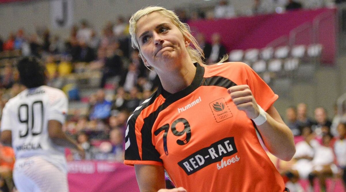 FOTO Blondă, sexy și frumoasă! » Cine e noua cucerire a lui Van de Vaart