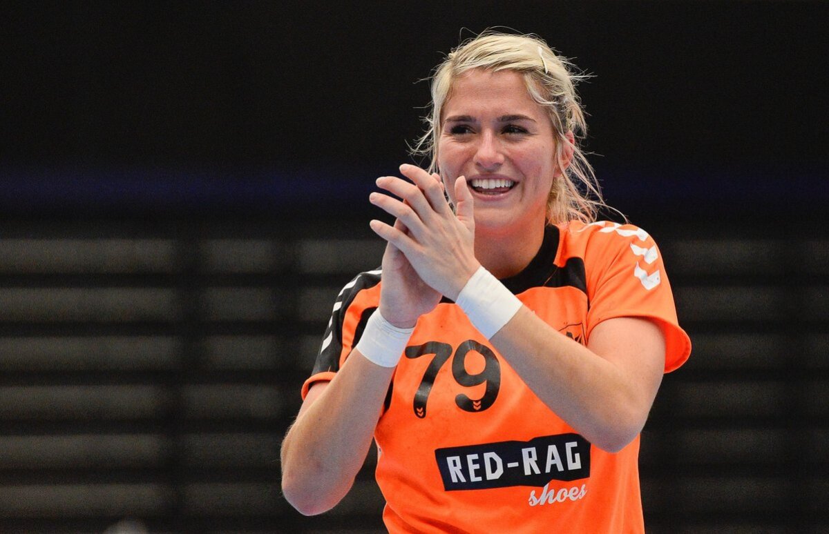 FOTO Blondă, sexy și frumoasă! » Cine e noua cucerire a lui Van de Vaart