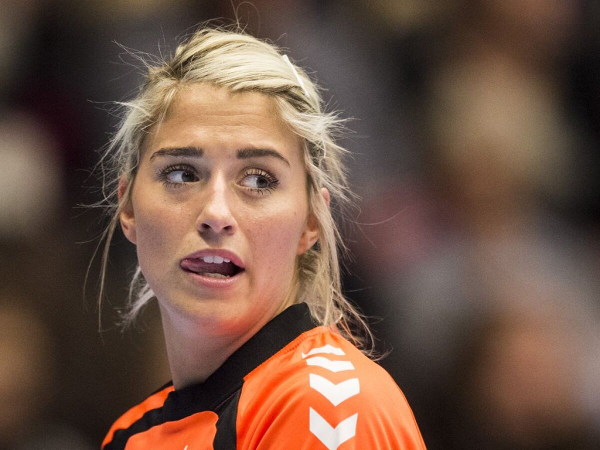 FOTO Blondă, sexy și frumoasă! » Cine e noua cucerire a lui Van de Vaart