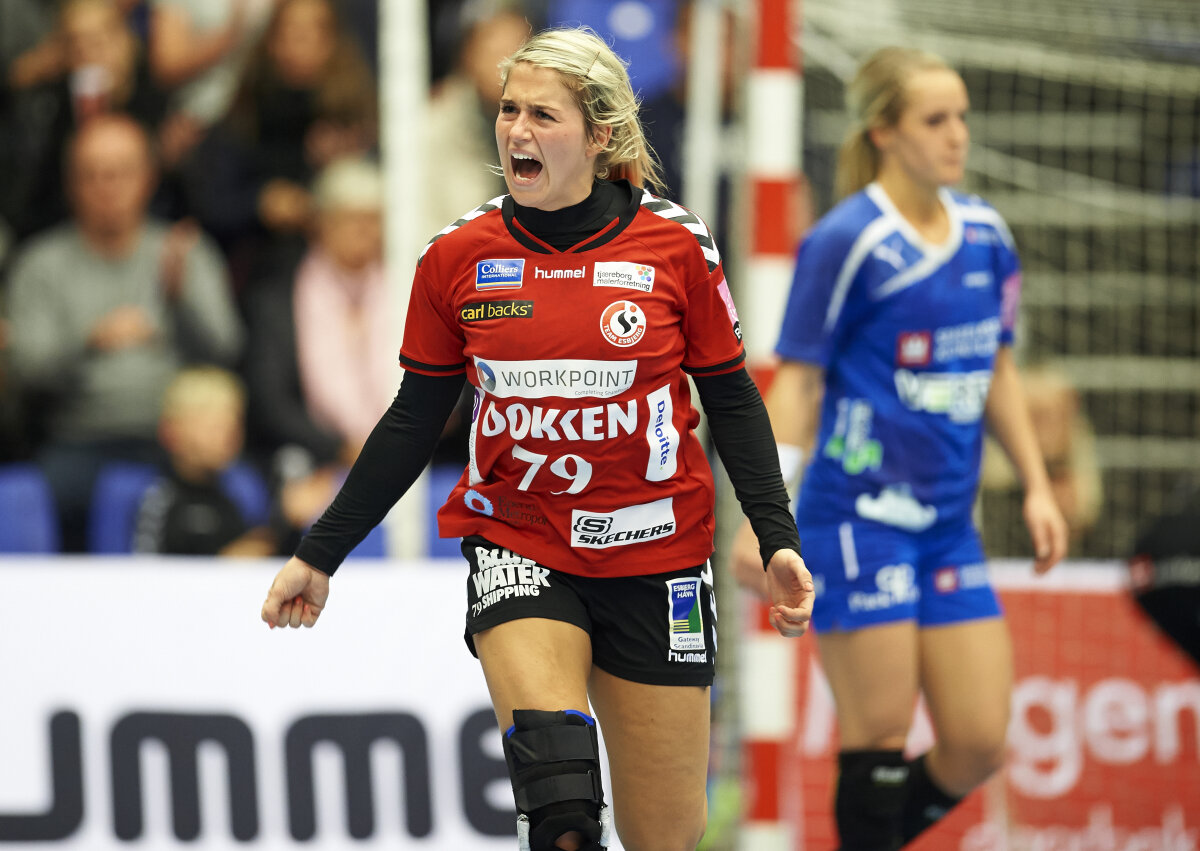 FOTO Blondă, sexy și frumoasă! » Cine e noua cucerire a lui Van de Vaart