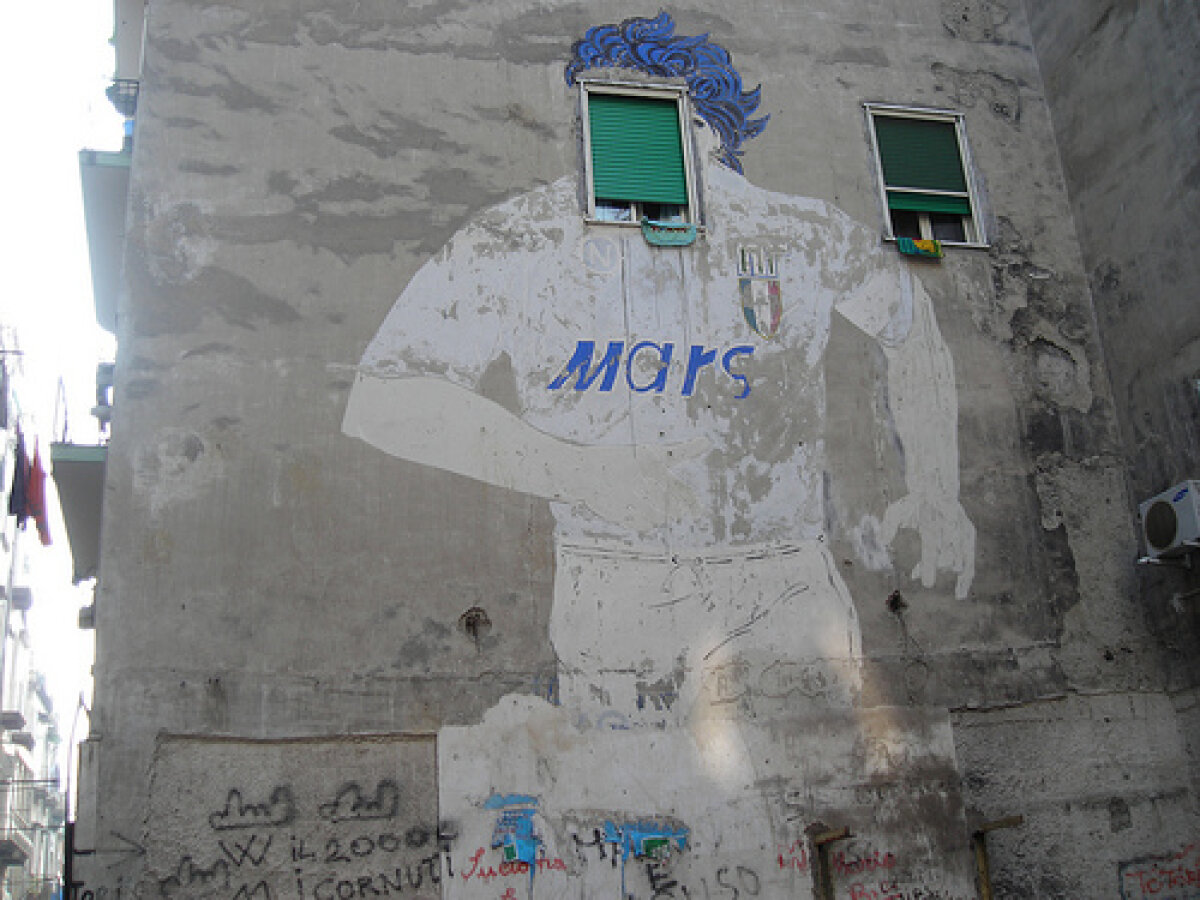 VIDEO+FOTO Imagini fabuloase din Napoli » A fost restaurată o pictură murală cu Maradona: "Nu mai deschid niciodată geamul!" :)