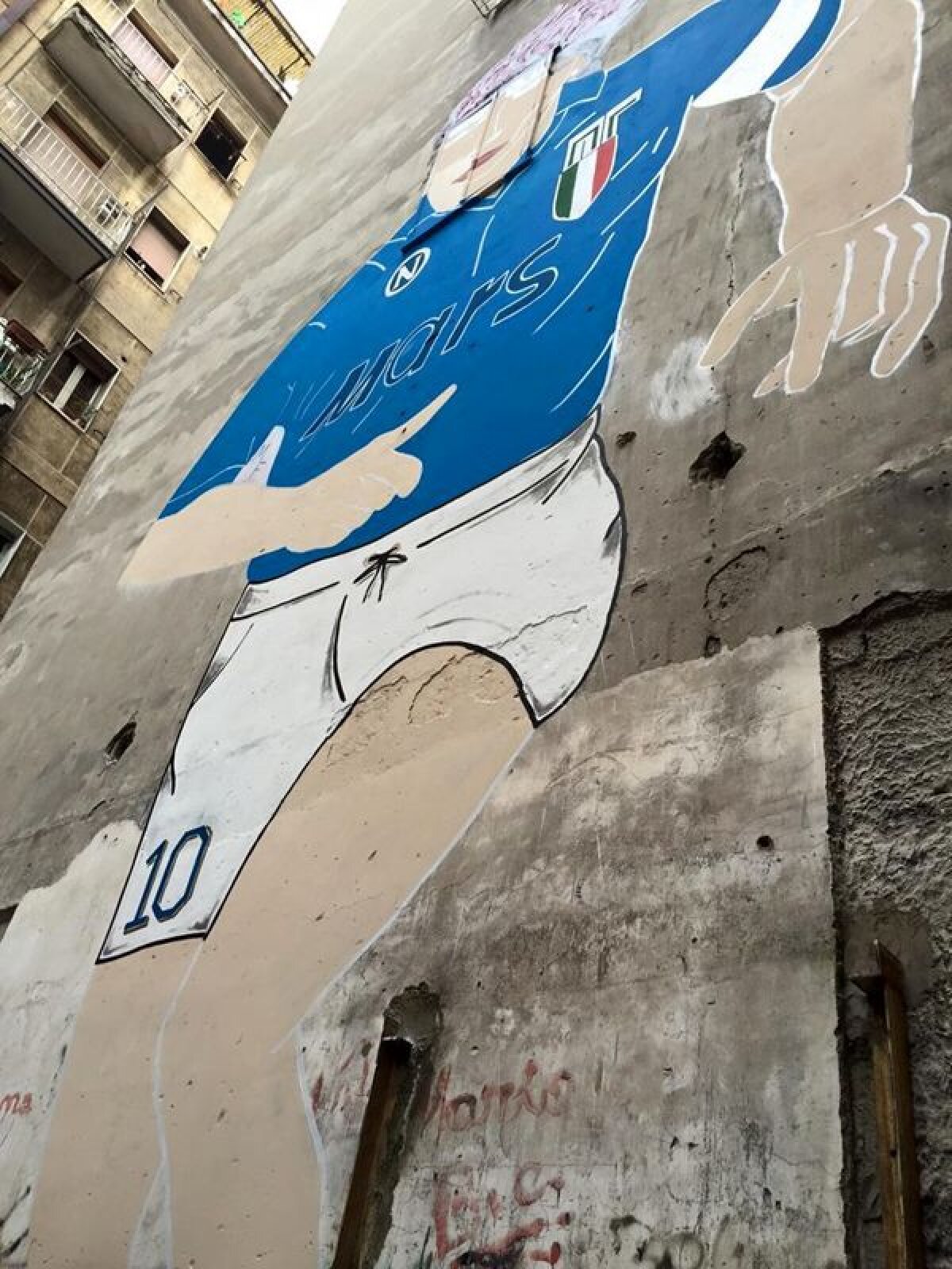 VIDEO+FOTO Imagini fabuloase din Napoli » A fost restaurată o pictură murală cu Maradona: "Nu mai deschid niciodată geamul!" :)