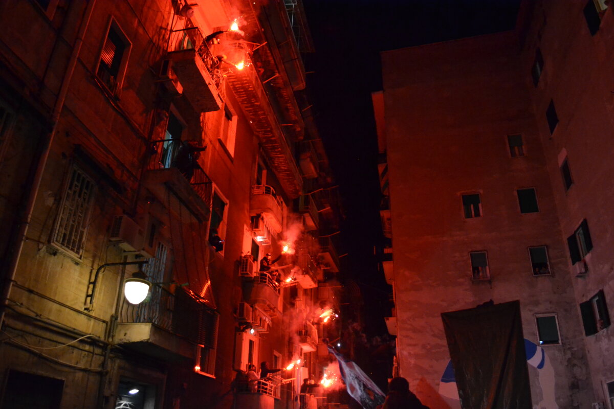 VIDEO+FOTO Imagini fabuloase din Napoli » A fost restaurată o pictură murală cu Maradona: "Nu mai deschid niciodată geamul!" :)