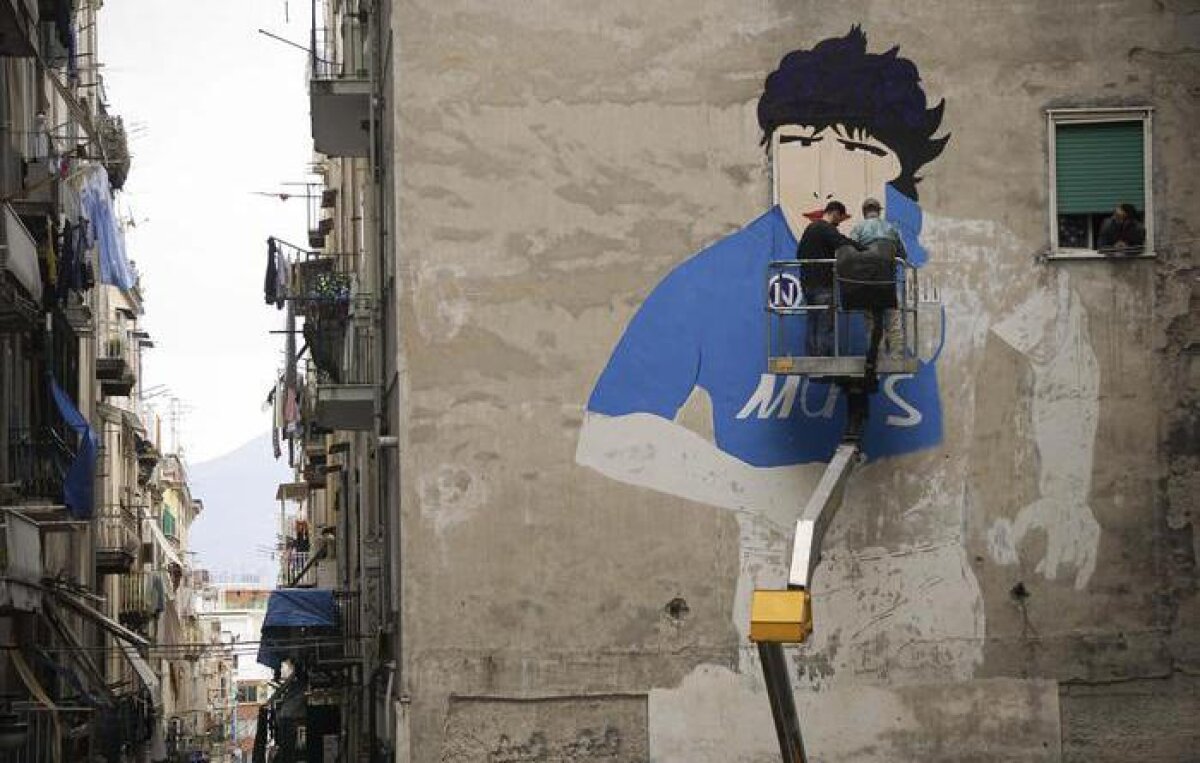 VIDEO+FOTO Imagini fabuloase din Napoli » A fost restaurată o pictură murală cu Maradona: "Nu mai deschid niciodată geamul!" :)