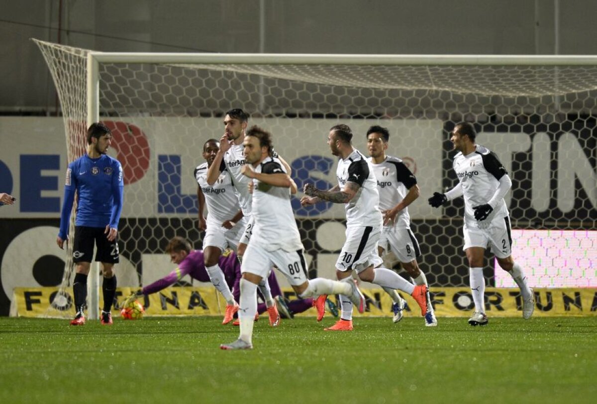 VIDEO+FOTO Cui îi pasă de derby? Cu Șumudică în lojă, Astra trece de Viitorul și își cimentează poziția de lider