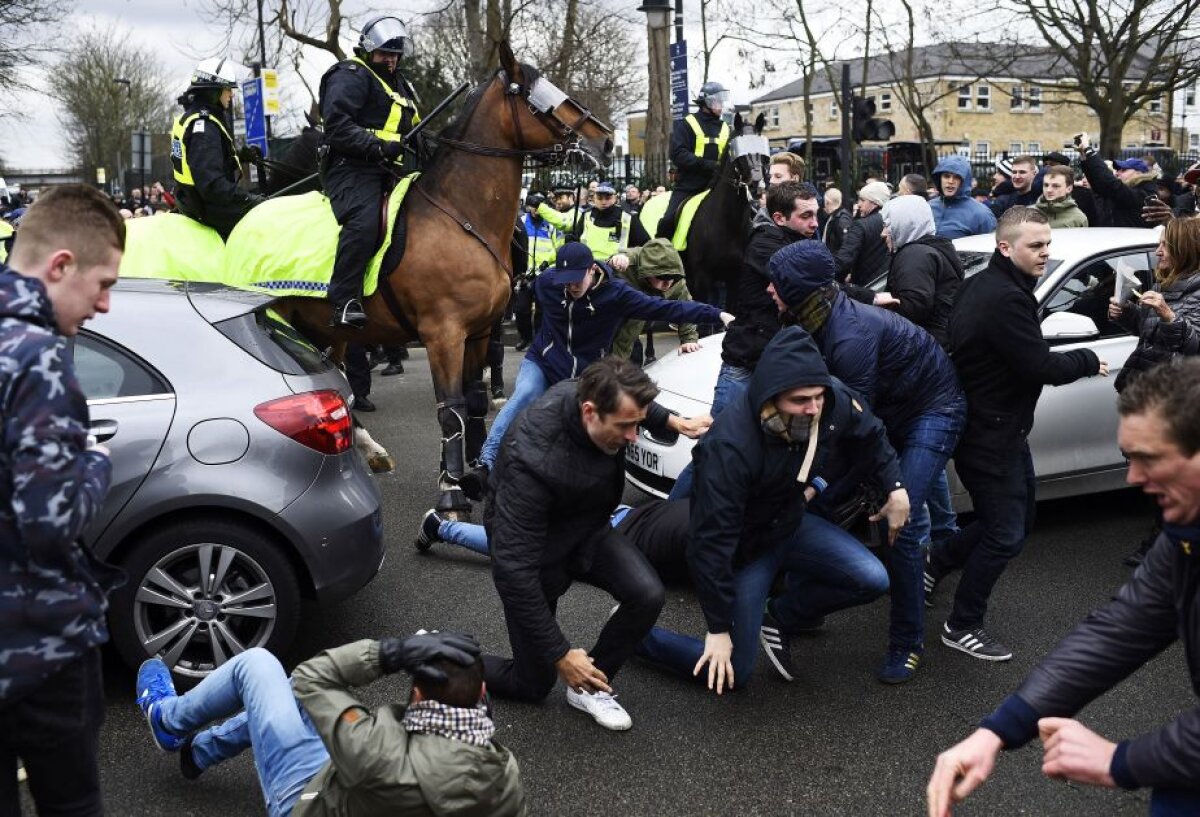 VIDEO + FOTO Atenţie, imagini violente pe străzile din Londra » Bătaie între fanii lui Tottenham și cei ai lui Arsenal 