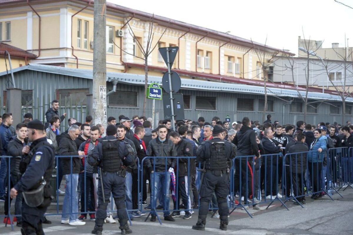 GALERIE FOTO Suporterii Stelei, înapoi după 15 luni! Roș-albaștrii s-au întâlnit la Victoriei și au luat la pas drumul spre Ștefan cel Mare
