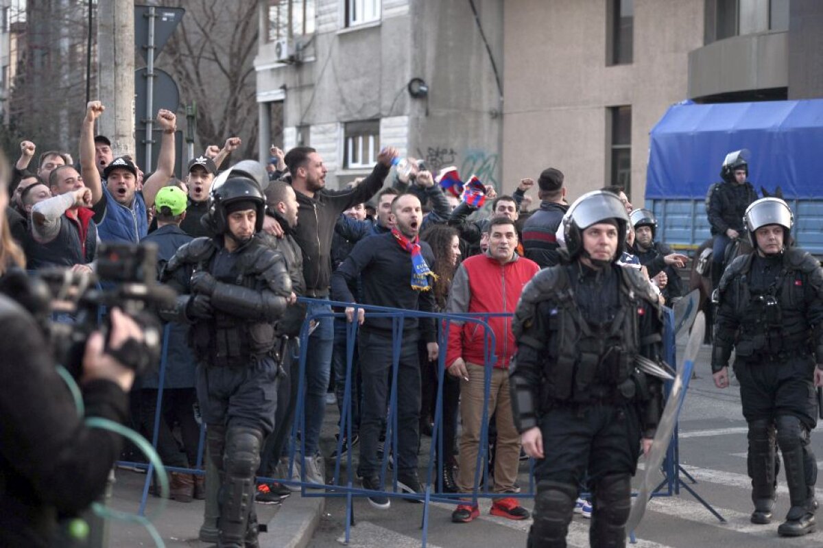 GALERIE FOTO Suporterii Stelei, înapoi după 15 luni! Roș-albaștrii s-au întâlnit la Victoriei și au luat la pas drumul spre Ștefan cel Mare
