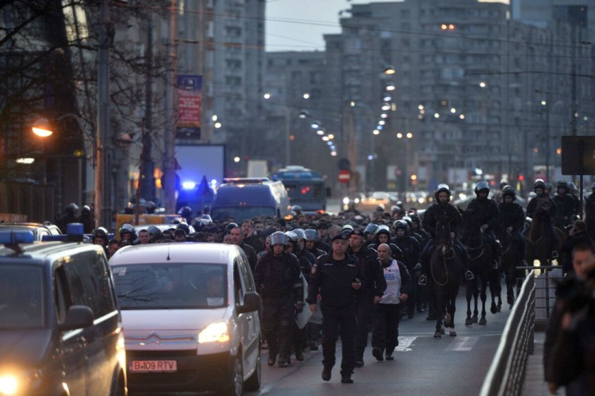 GALERIE FOTO Suporterii Stelei, înapoi după 15 luni! Roș-albaștrii s-au întâlnit la Victoriei și au luat la pas drumul spre Ștefan cel Mare