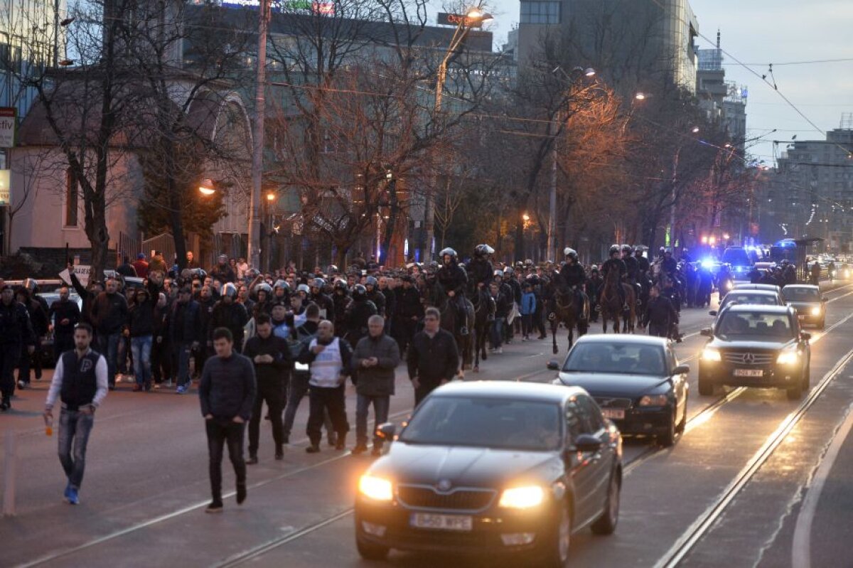 GALERIE FOTO Suporterii Stelei, înapoi după 15 luni! Roș-albaștrii s-au întâlnit la Victoriei și au luat la pas drumul spre Ștefan cel Mare