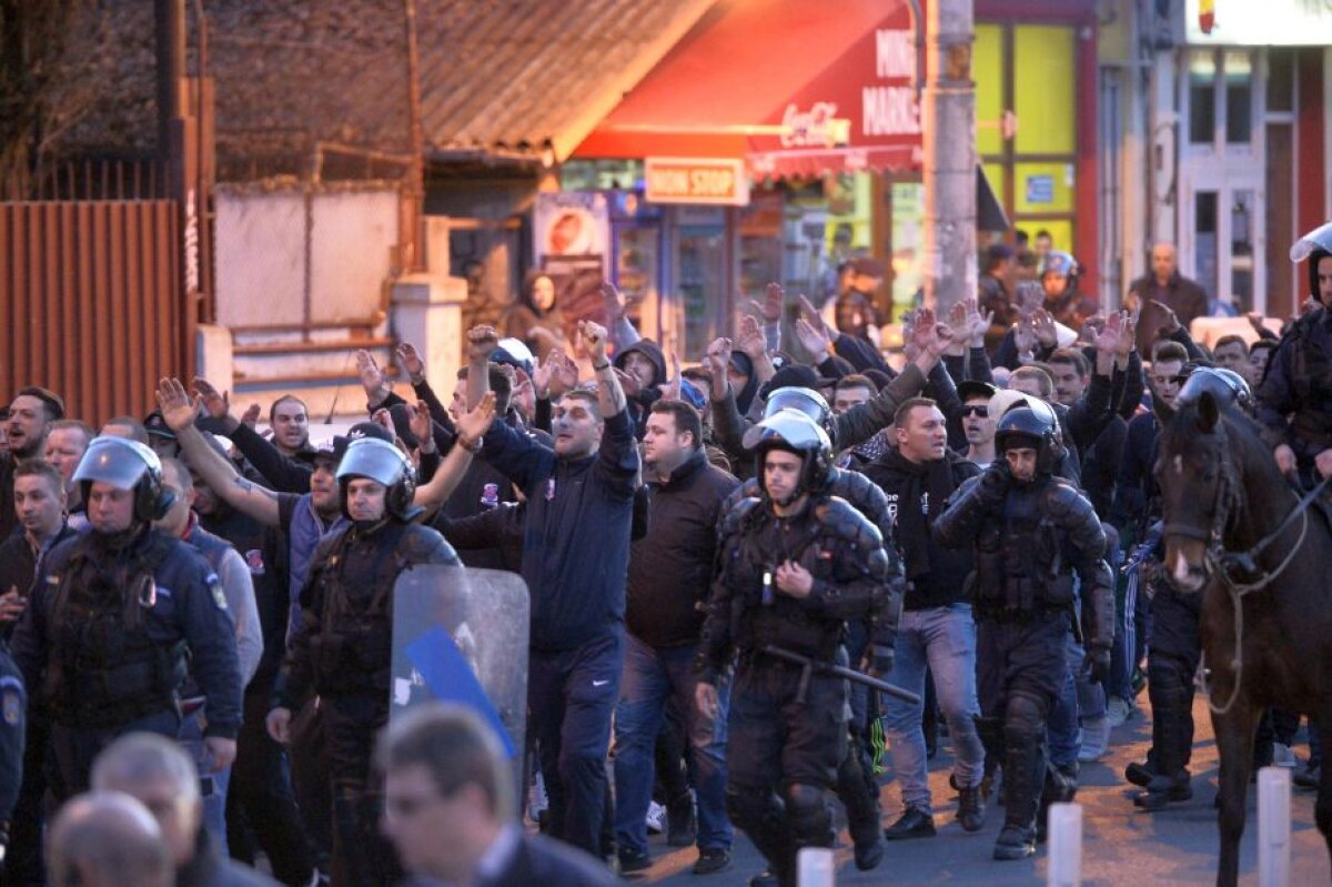 GALERIE FOTO Suporterii Stelei, înapoi după 15 luni! Roș-albaștrii s-au întâlnit la Victoriei și au luat la pas drumul spre Ștefan cel Mare
