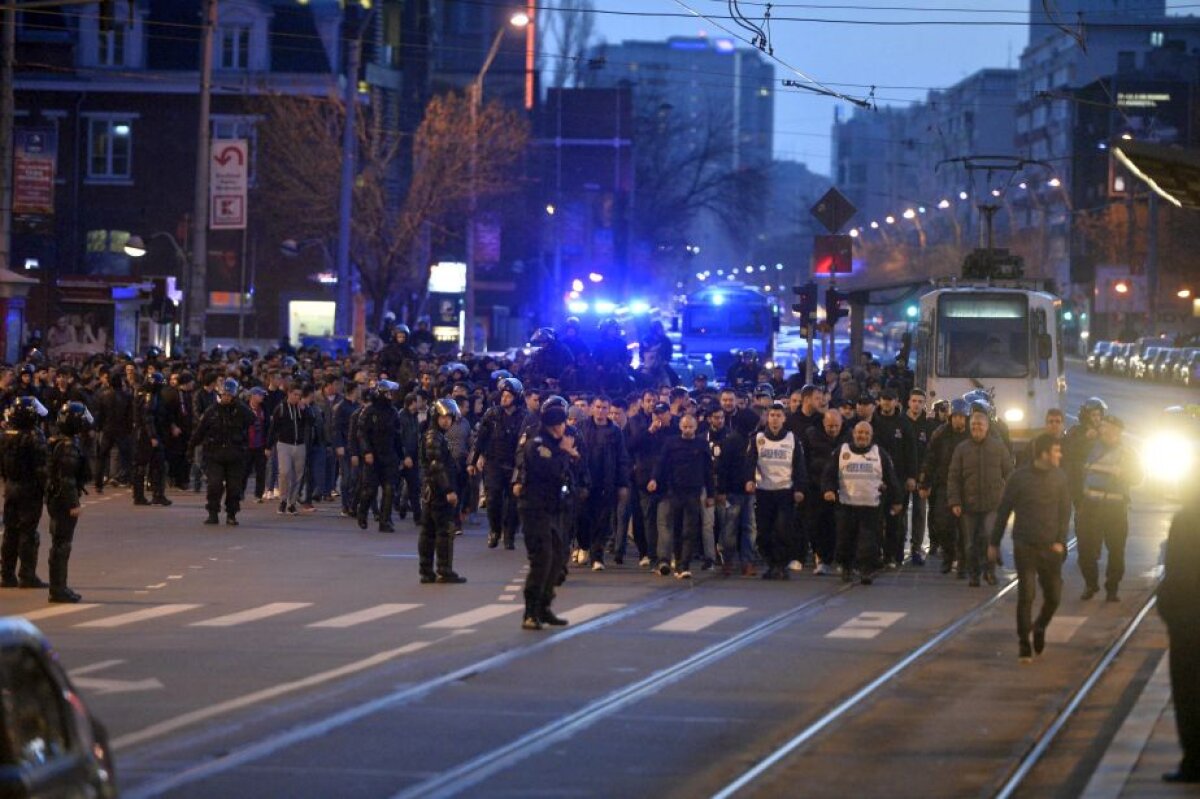GALERIE FOTO Suporterii Stelei, înapoi după 15 luni! Roș-albaștrii s-au întâlnit la Victoriei și au luat la pas drumul spre Ștefan cel Mare