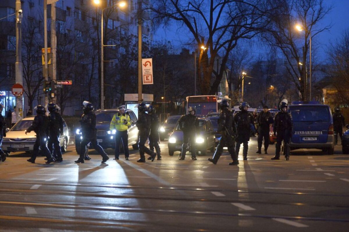 GALERIE FOTO Suporterii Stelei, înapoi după 15 luni! Roș-albaștrii s-au întâlnit la Victoriei și au luat la pas drumul spre Ștefan cel Mare