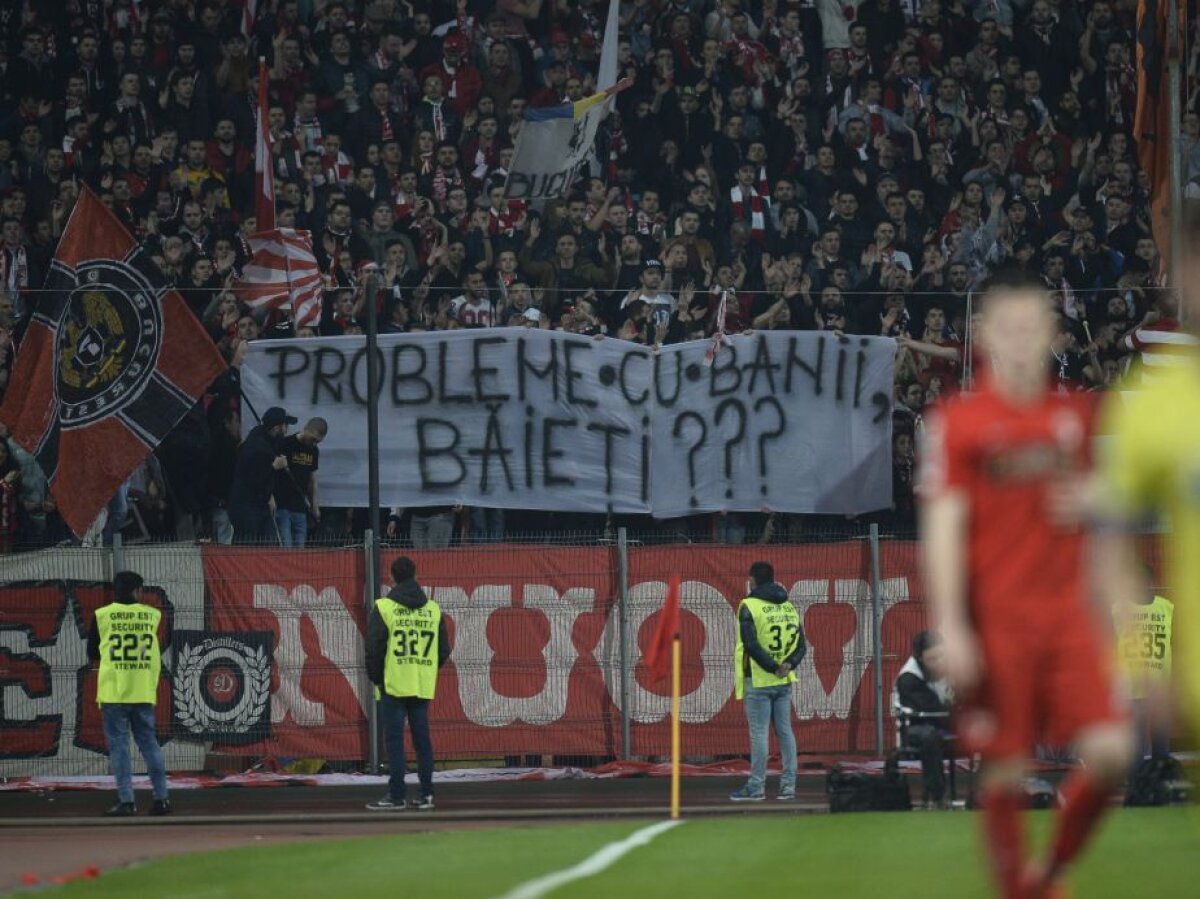 FOTO Galeria Stelei întâmpinată cu aroganțe » Bannere speciale pregătite de dinamoviști pentru rivalii spărgători de protest