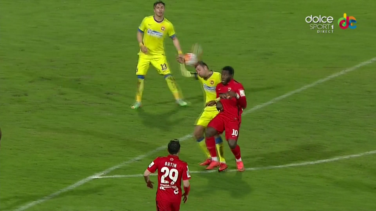 FOTO ”Câinii” au cerut penalty! Imprudența lui Tamaș o putea costa pe Steaua