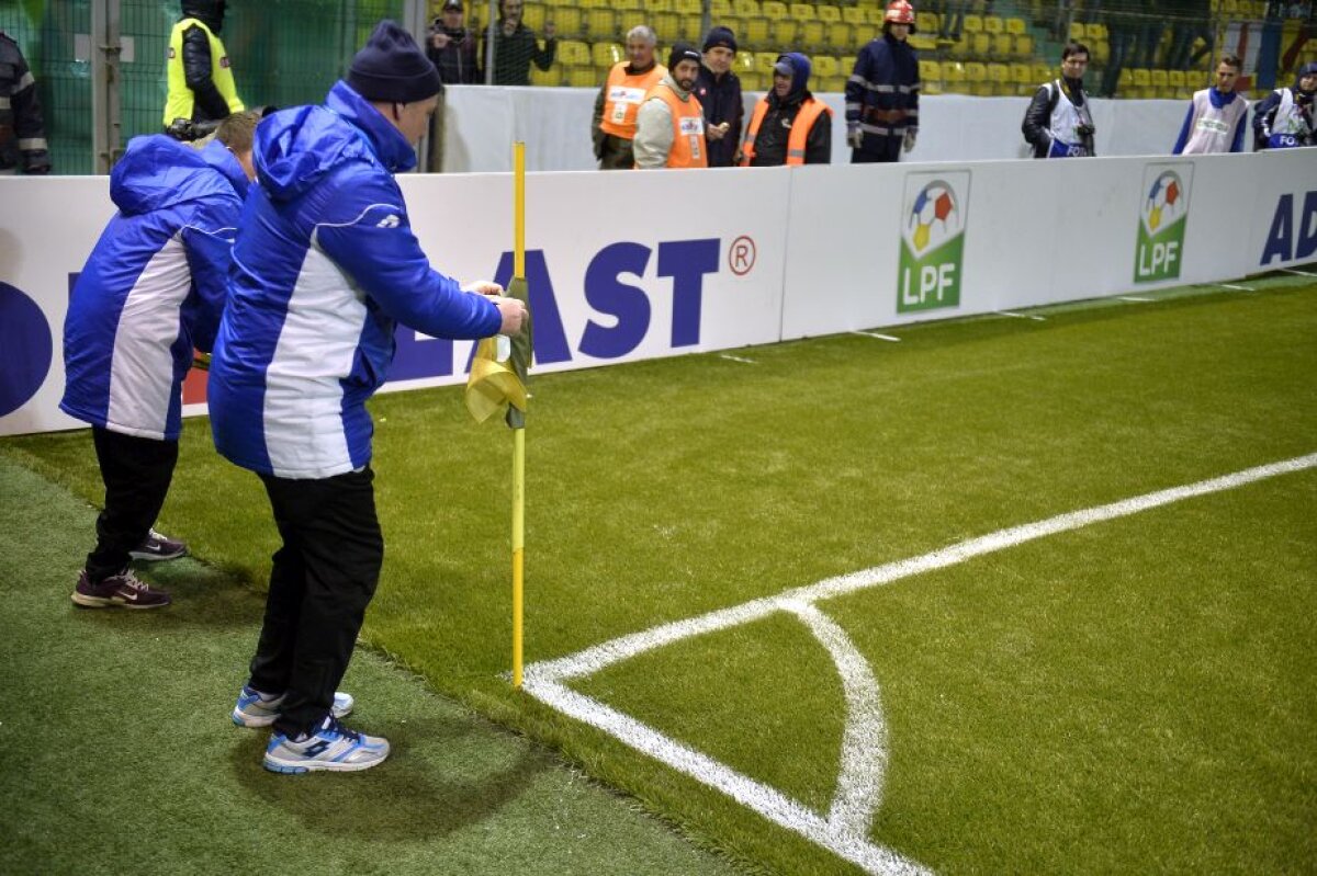 FOTO + VIDEO Fază amuzantă la Chiajna - Dinamo » Angajații stadionului s-au chinuit să lipească fanionul cu leucoplast