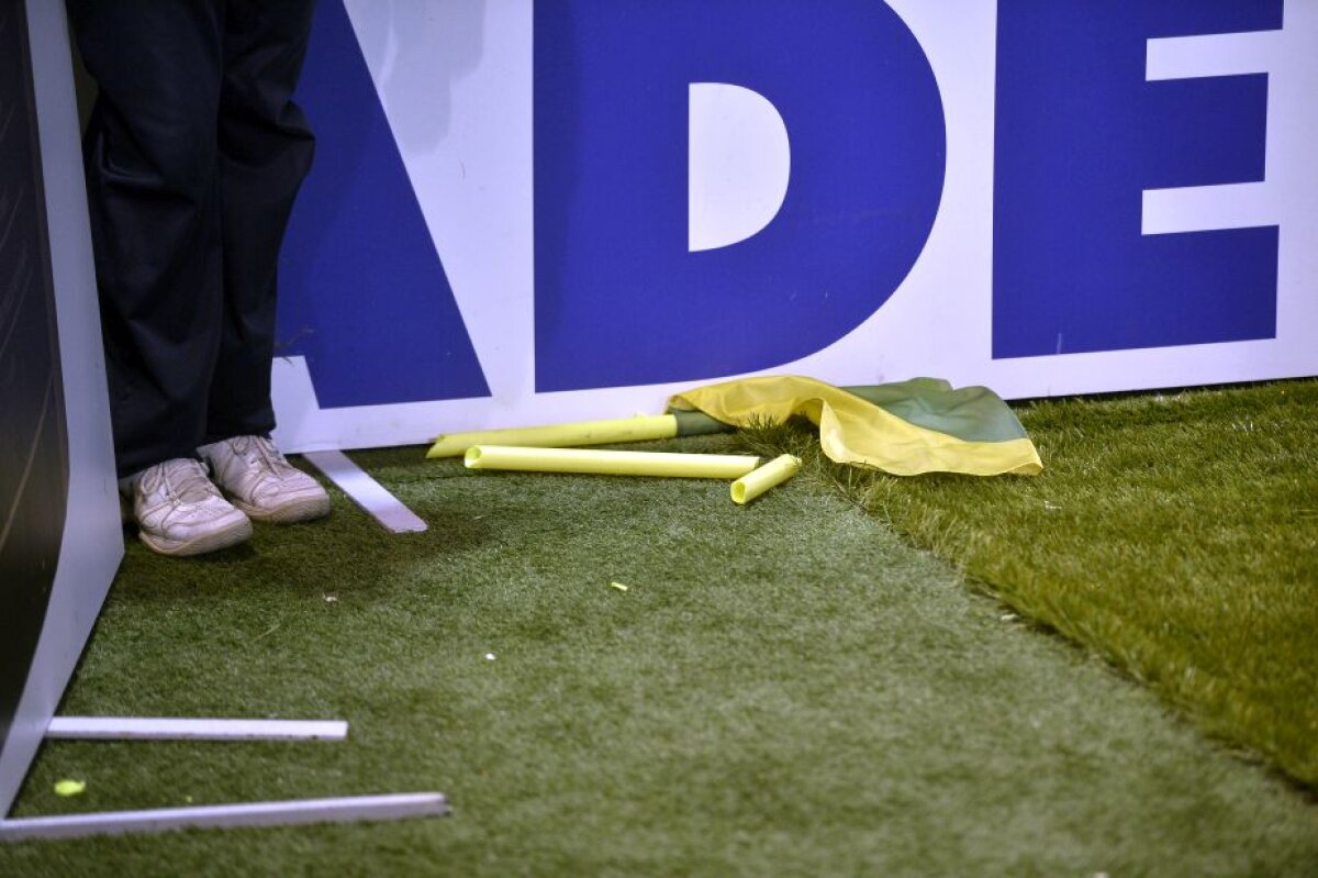 FOTO + VIDEO Fază amuzantă la Chiajna - Dinamo » Angajații stadionului s-au chinuit să lipească fanionul cu leucoplast
