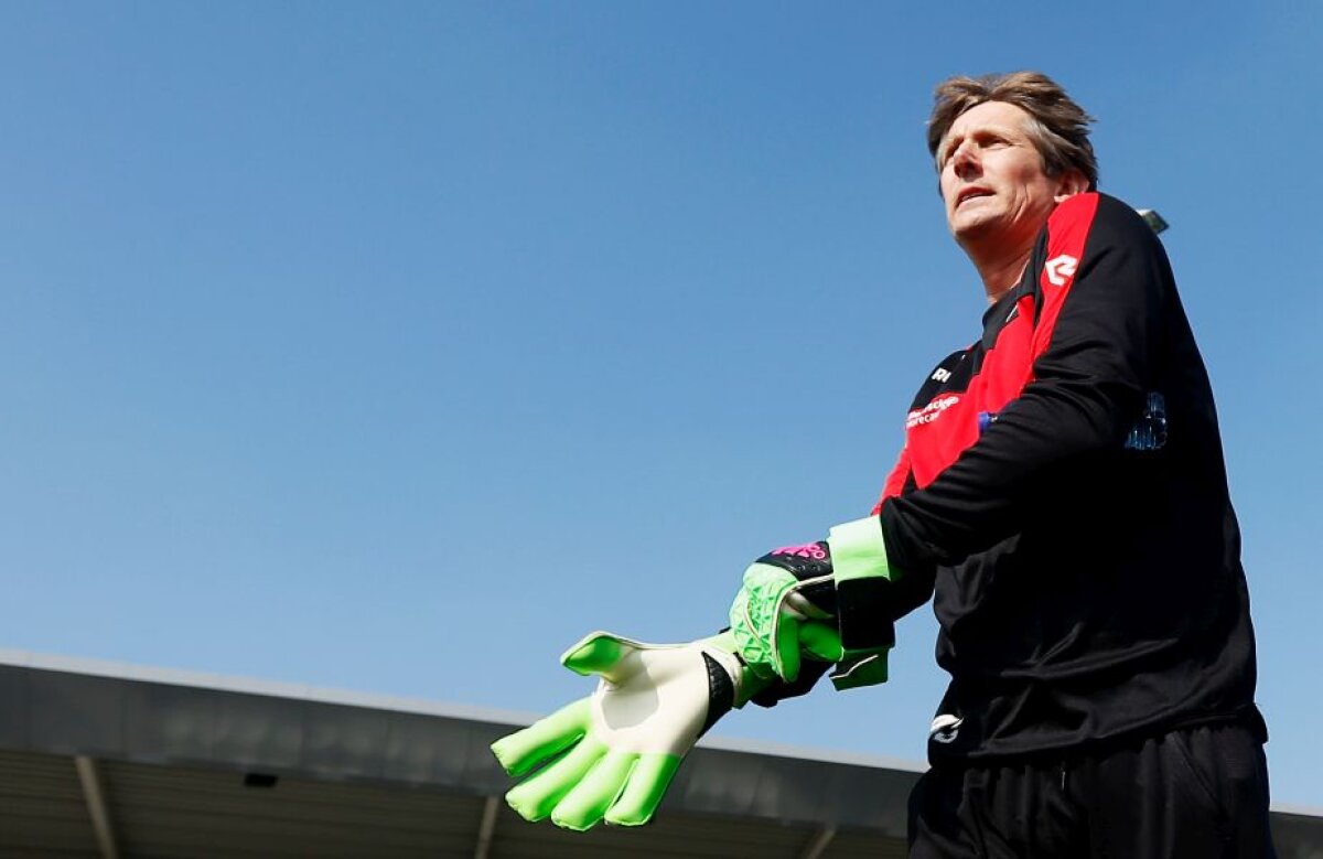 VIDEO+FOTO Revenire de senzație: marele Van der Sar s-a întors pe gazon după 5 ani și a apărat un penalty!