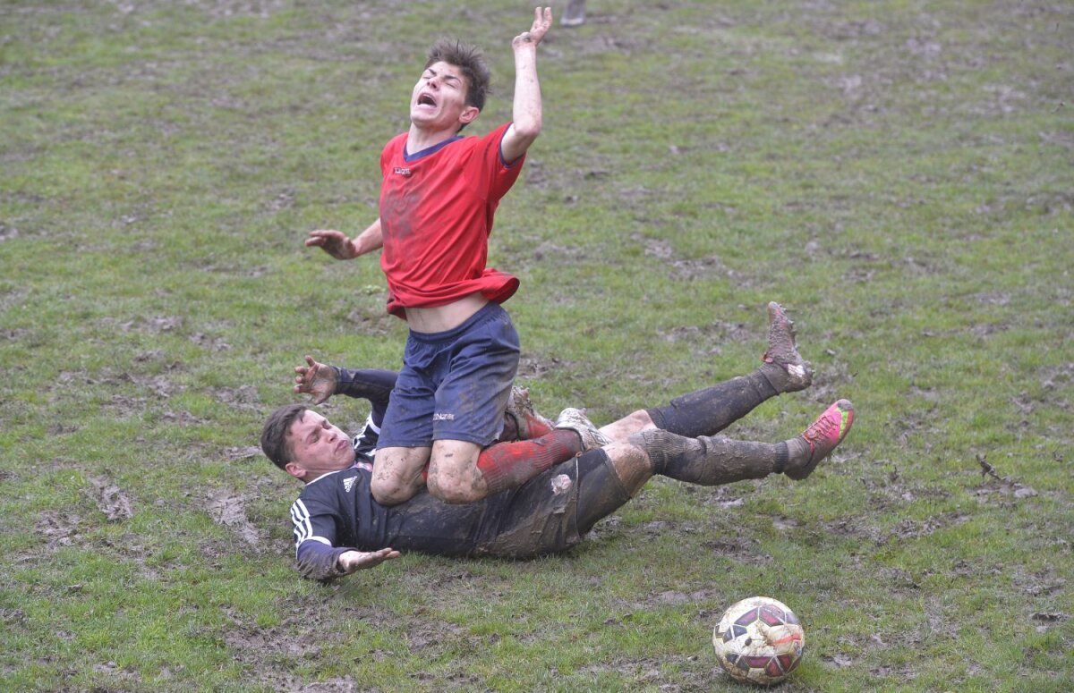 FOTO Splash! Fotbaliști la apă » Gazon impracticabil la meciul Balotești - Oțelul 3-0