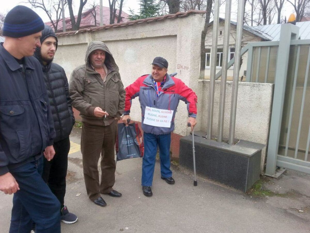 VIDEO Puțini, dar determinați » Jandarmeria a intervenit în fața CSA-ului și a urmat un schimb amuzant de replici cu protestatarii steliști