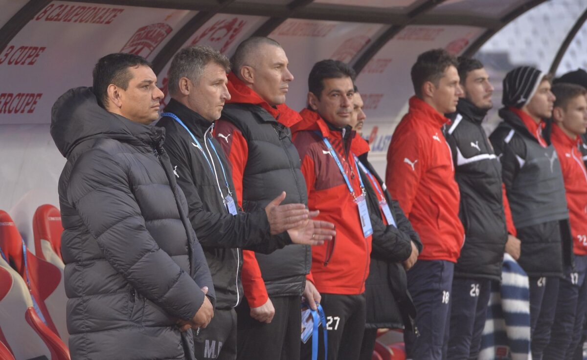 Voluntariul a stârnit amuzamentul la meciul cu Botoșani » Titularii cu Joma, rezervele cu Puma :) 