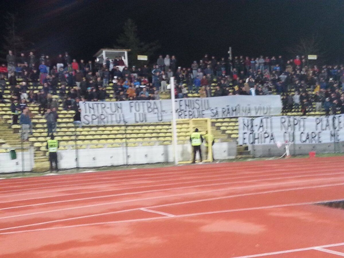 FOTO Suporterii Stelei au avut trei bannere speciale pentru conducere: "Cât vă mai bateți joc de noi?"