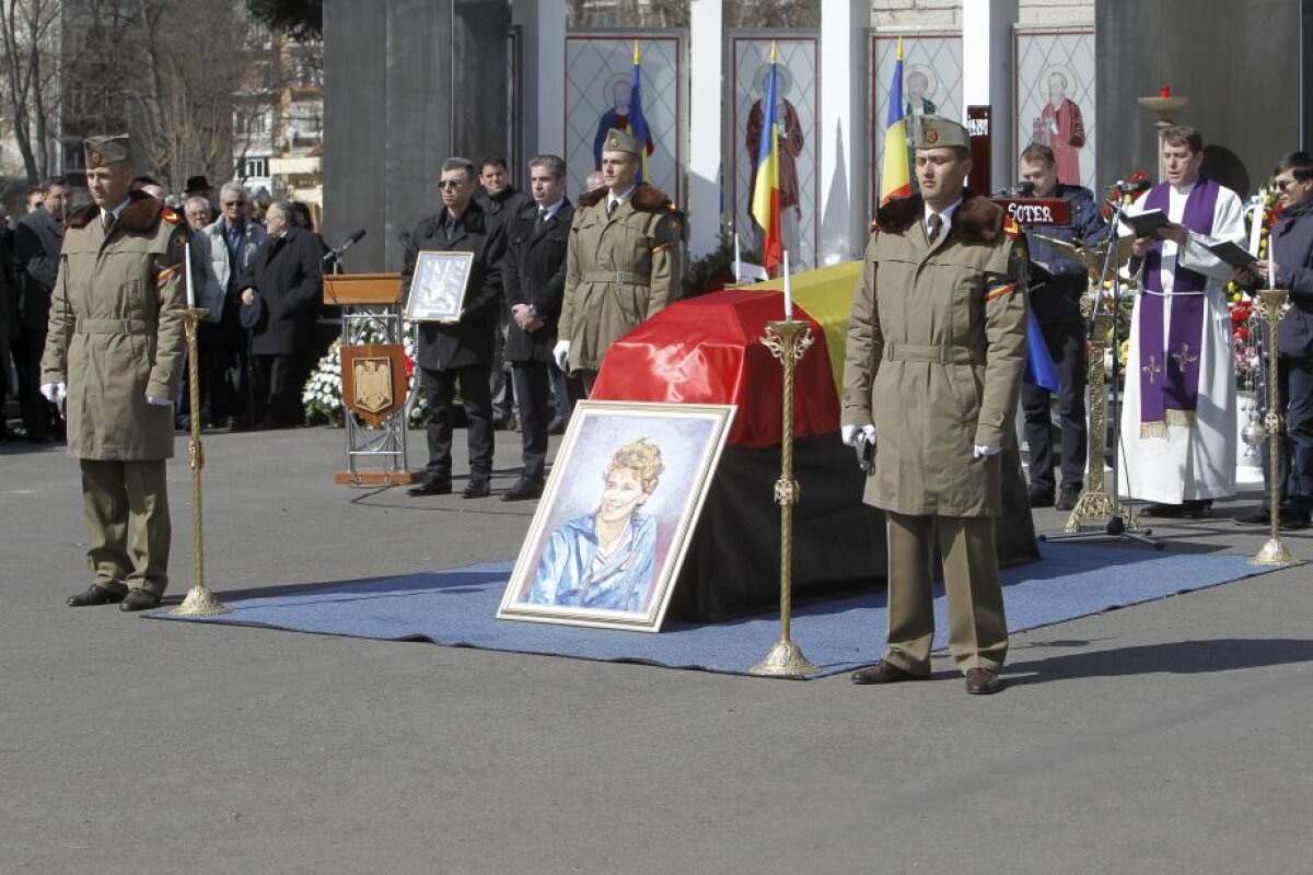 GALERIE FOTO Iolanda Balaș-Soter a fost înmormântată cu onoruri militare » Multiple personalități au condus-o pe fosta campioană pe ultimul drum