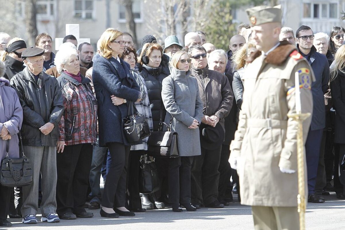 GALERIE FOTO Iolanda Balaș-Soter a fost înmormântată cu onoruri militare » Multiple personalități au condus-o pe fosta campioană pe ultimul drum