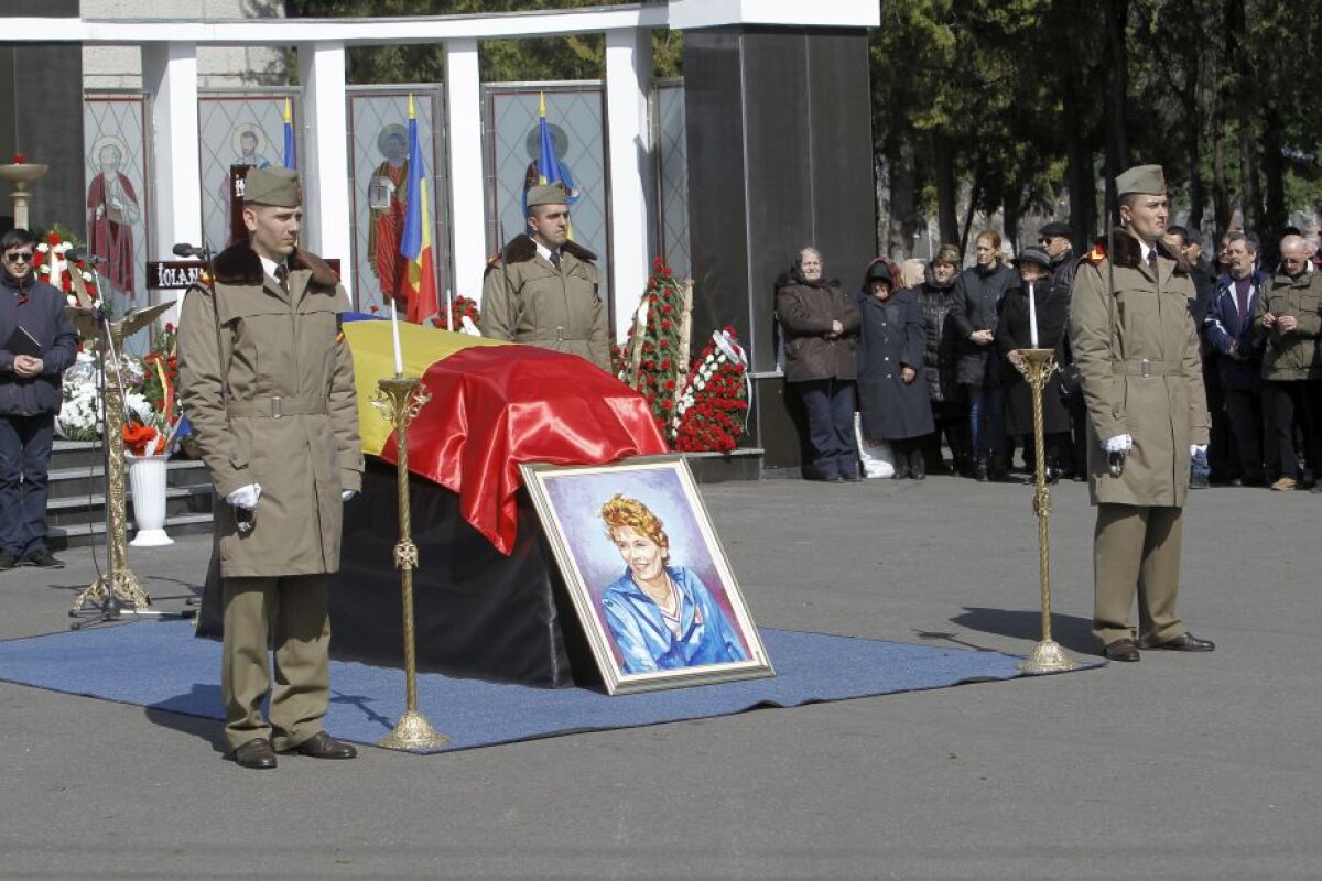GALERIE FOTO Iolanda Balaș-Soter a fost înmormântată cu onoruri militare » Multiple personalități au condus-o pe fosta campioană pe ultimul drum