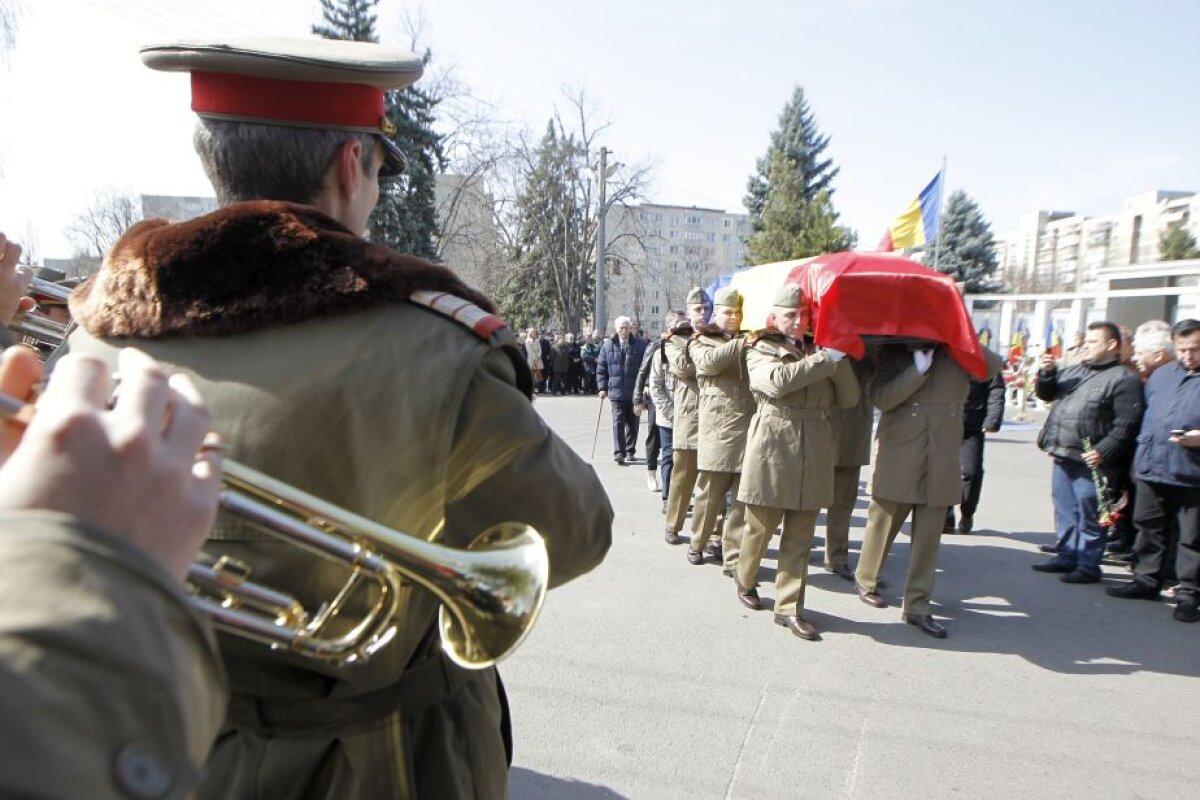 GALERIE FOTO Iolanda Balaș-Soter a fost înmormântată cu onoruri militare » Multiple personalități au condus-o pe fosta campioană pe ultimul drum
