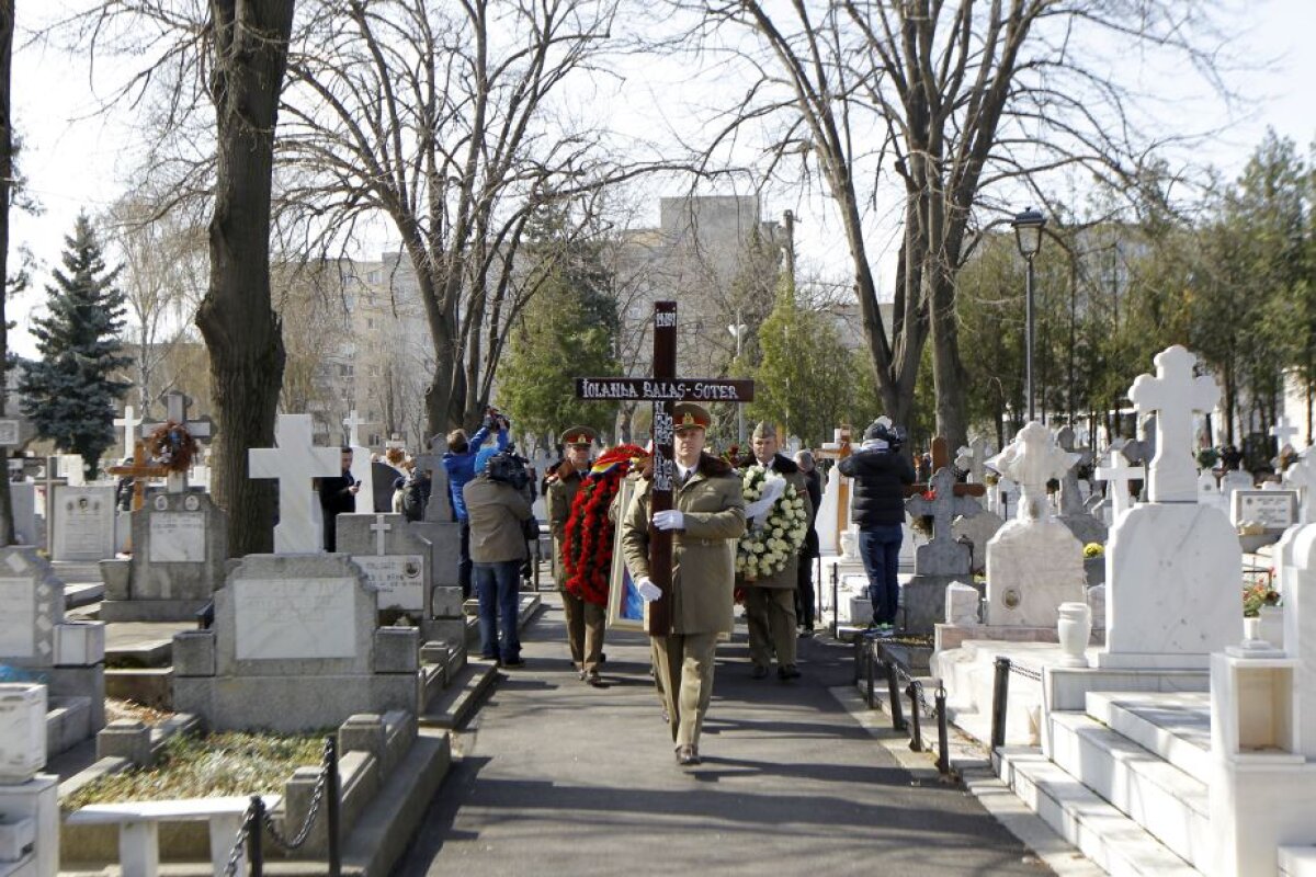 GALERIE FOTO Iolanda Balaș-Soter a fost înmormântată cu onoruri militare » Multiple personalități au condus-o pe fosta campioană pe ultimul drum