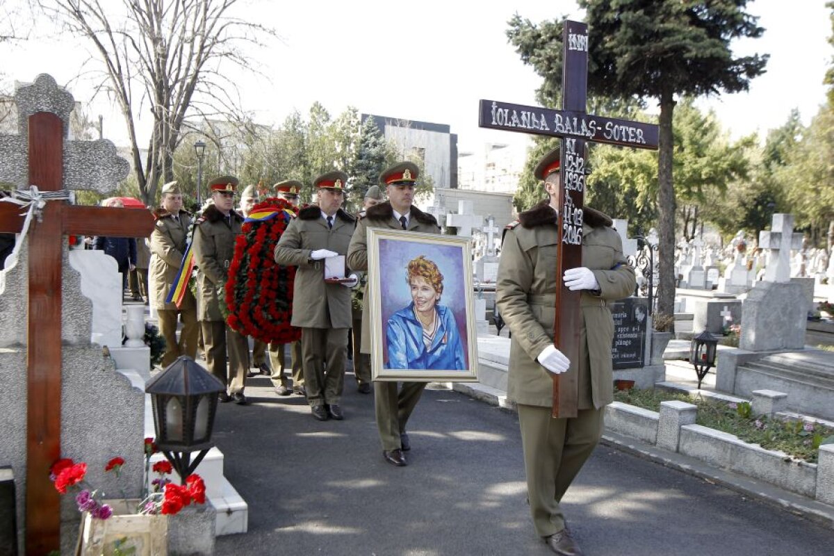 GALERIE FOTO Iolanda Balaș-Soter a fost înmormântată cu onoruri militare » Multiple personalități au condus-o pe fosta campioană pe ultimul drum