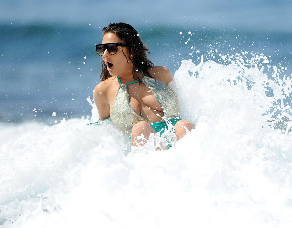 GALERIE FOTO » Chantelle Connelly, la un pas să își arate zonele intime din cauza valurilor