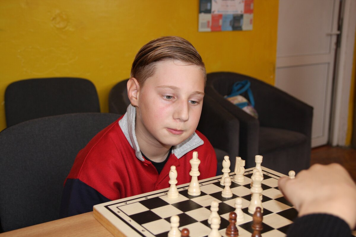 FOTO Terapie prin şah în cabinetul directoarei » Povestea copiilor rămași singuri în Sângeorz-Băi