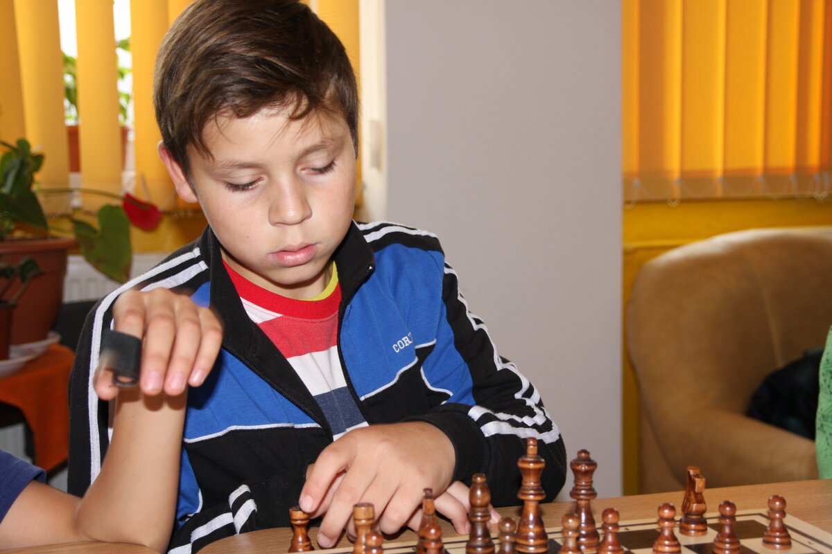 FOTO Terapie prin şah în cabinetul directoarei » Povestea copiilor rămași singuri în Sângeorz-Băi
