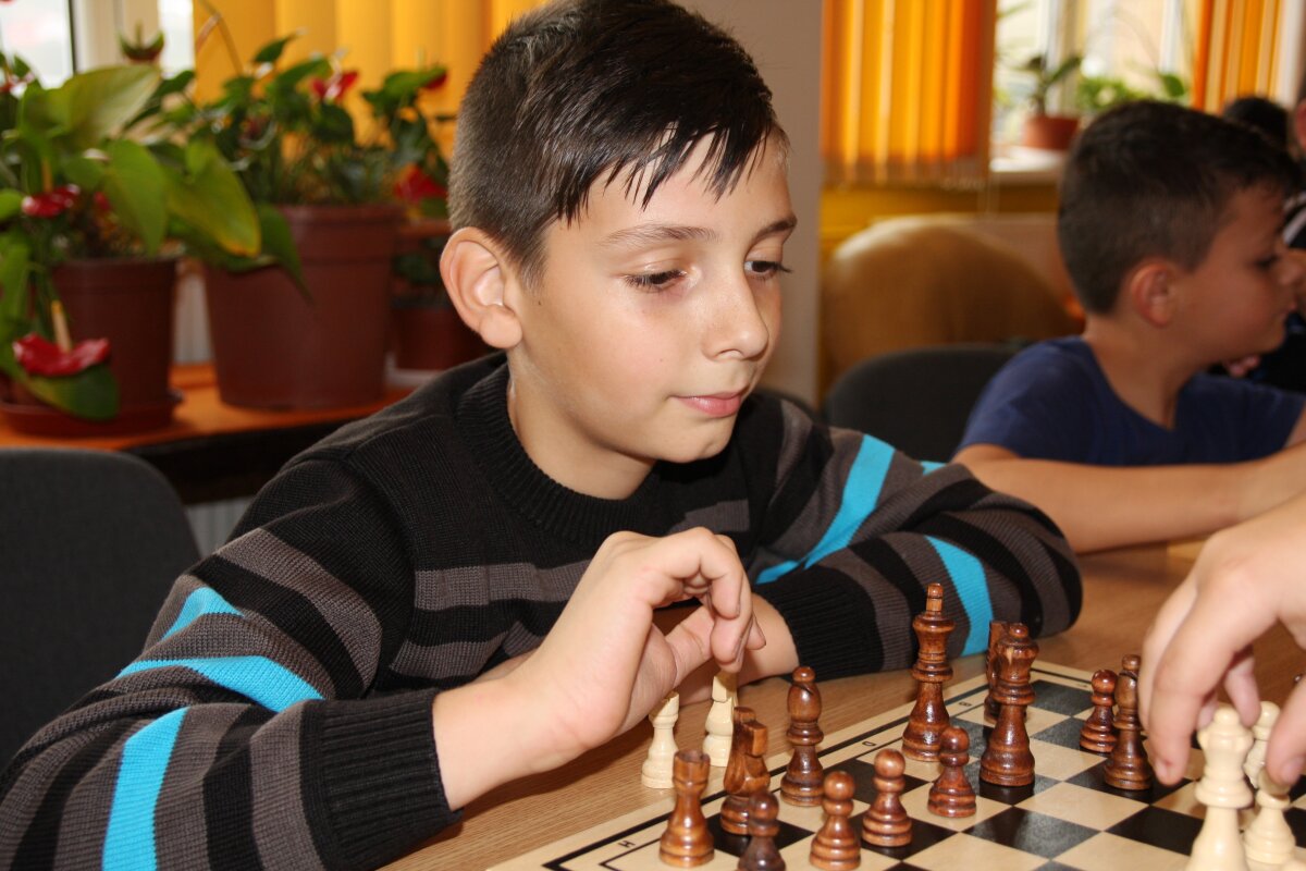 FOTO Terapie prin şah în cabinetul directoarei » Povestea copiilor rămași singuri în Sângeorz-Băi