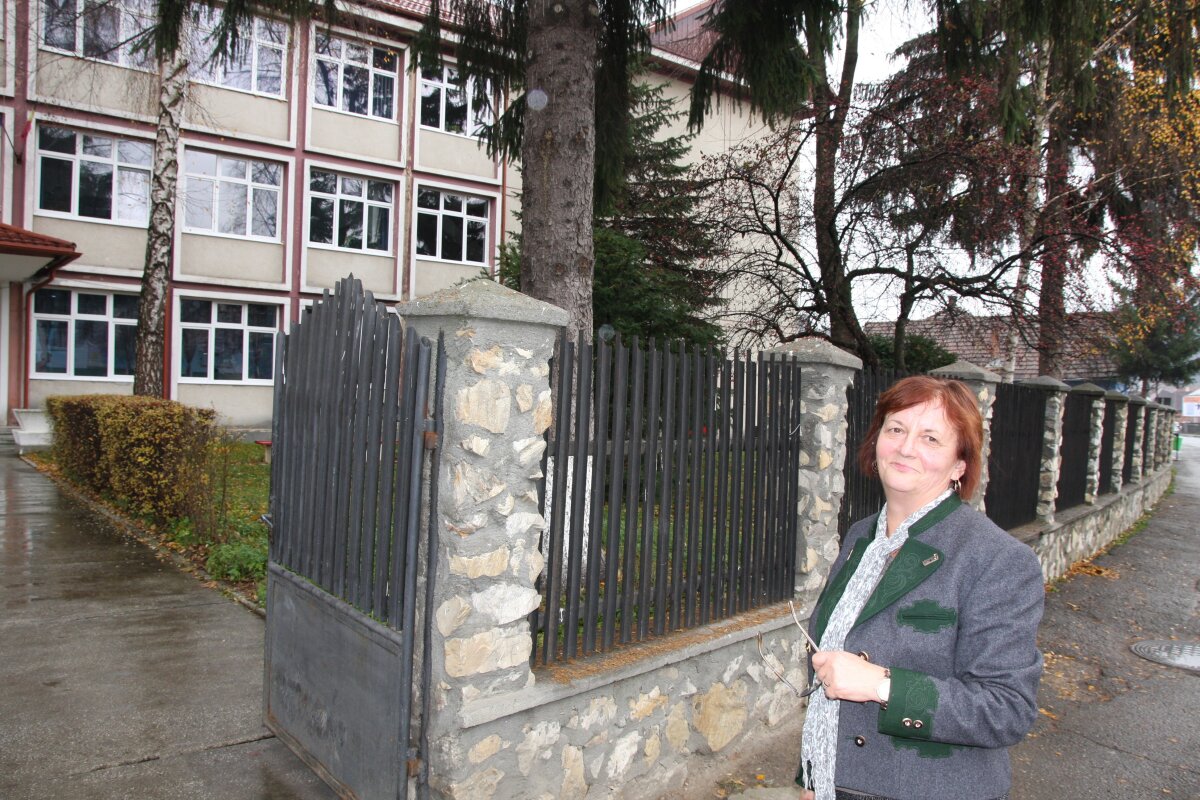 FOTO Terapie prin şah în cabinetul directoarei » Povestea copiilor rămași singuri în Sângeorz-Băi