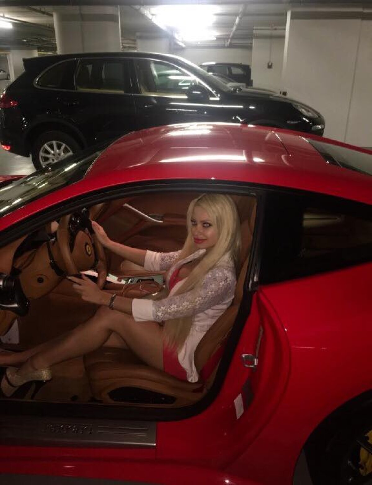GALERIE FOTO Această româncă a înnebunit internetul! Ipostazele în care se pozează bomba sexy adună mii de like-uri în doar câteva minute