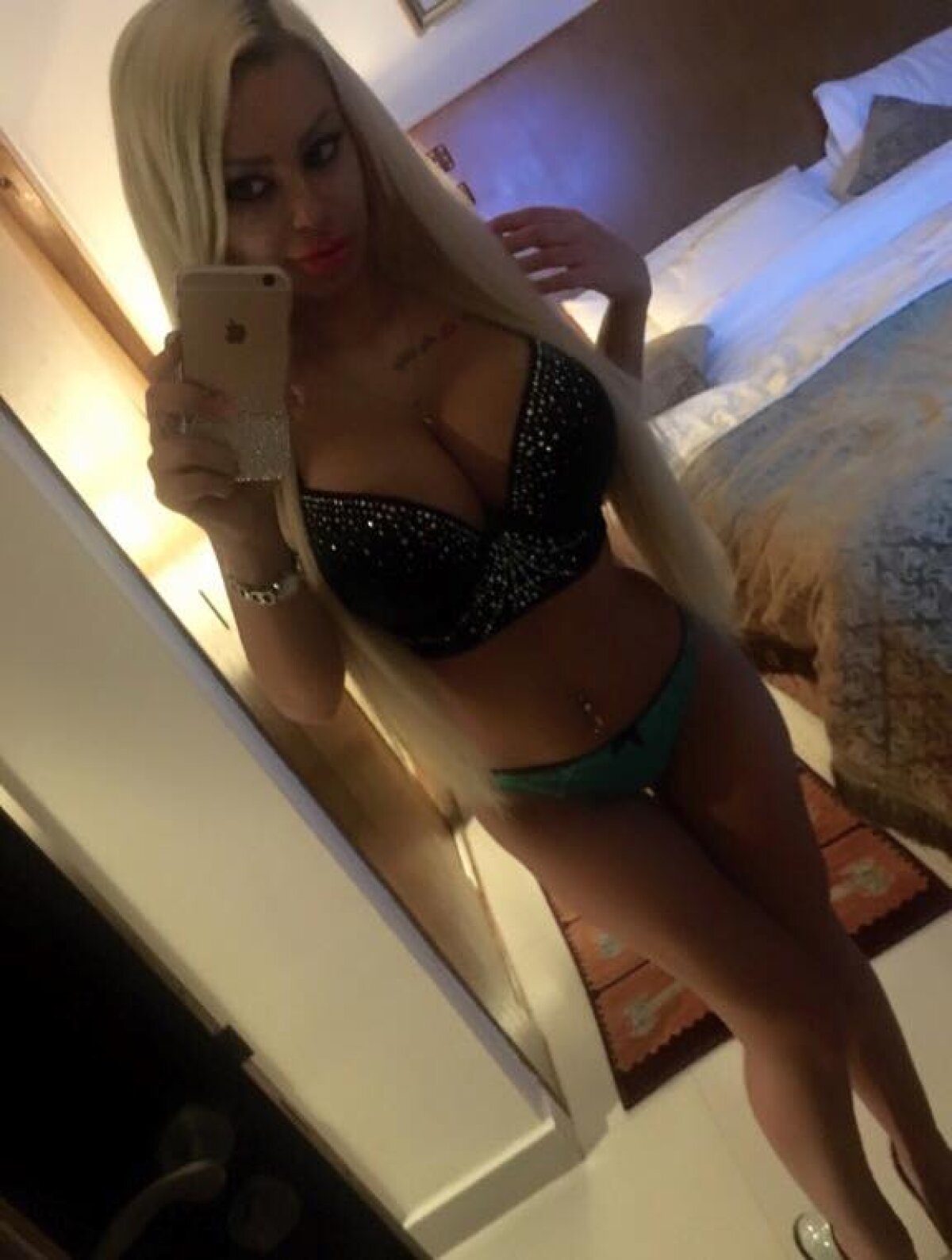 GALERIE FOTO Această româncă a înnebunit internetul! Ipostazele în care se pozează bomba sexy adună mii de like-uri în doar câteva minute