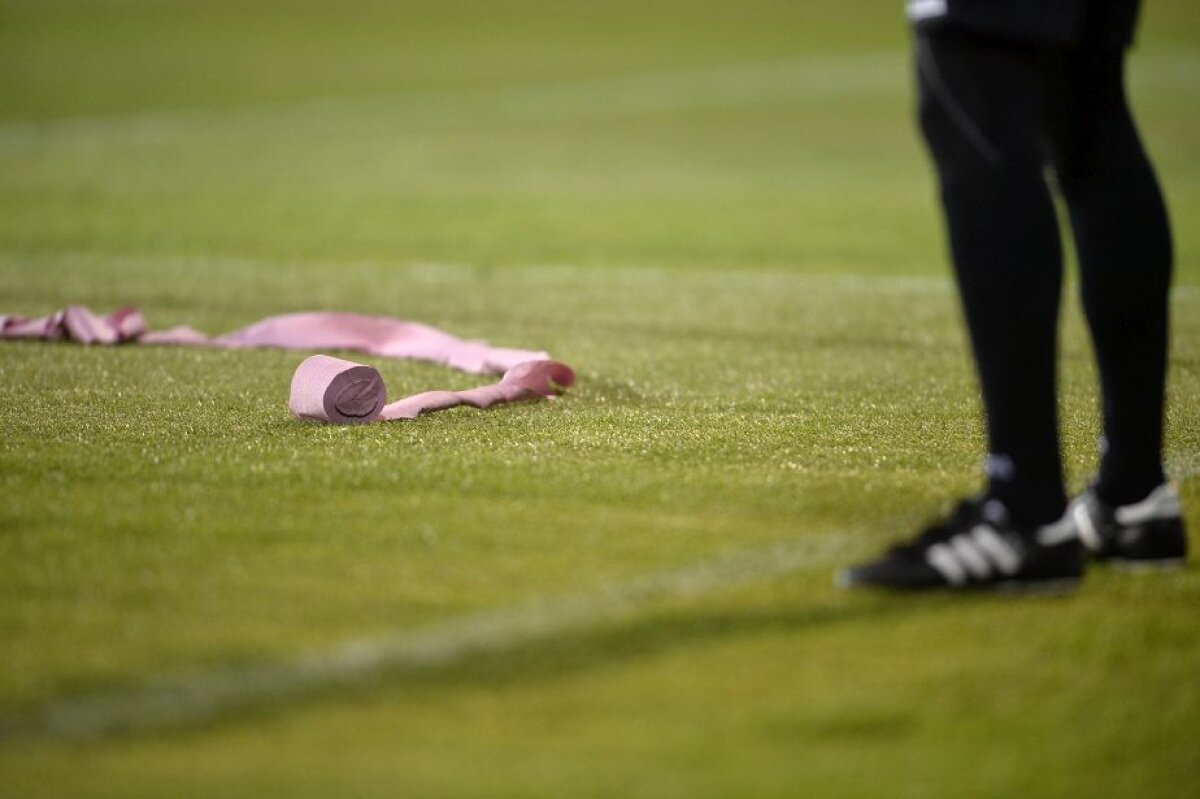 GALERIE FOTO Trei lucruri care nu s-au văzut la TV la Viitorul - Steaua » Protestul continuă, fanii și hârtia igienică + suporterul-antrenor: "Lasă-i, bă, să joace"