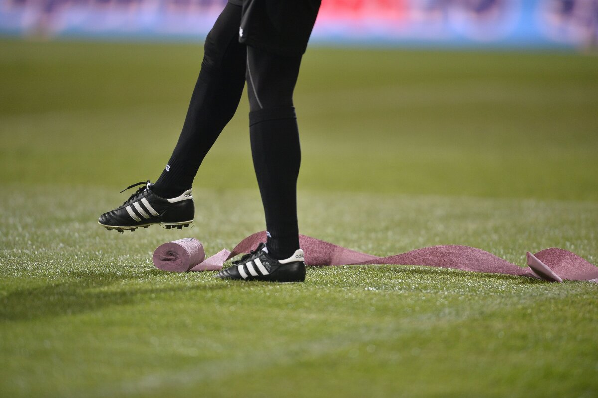 GALERIE FOTO Trei lucruri care nu s-au văzut la TV la Viitorul - Steaua » Protestul continuă, fanii și hârtia igienică + suporterul-antrenor: "Lasă-i, bă, să joace"